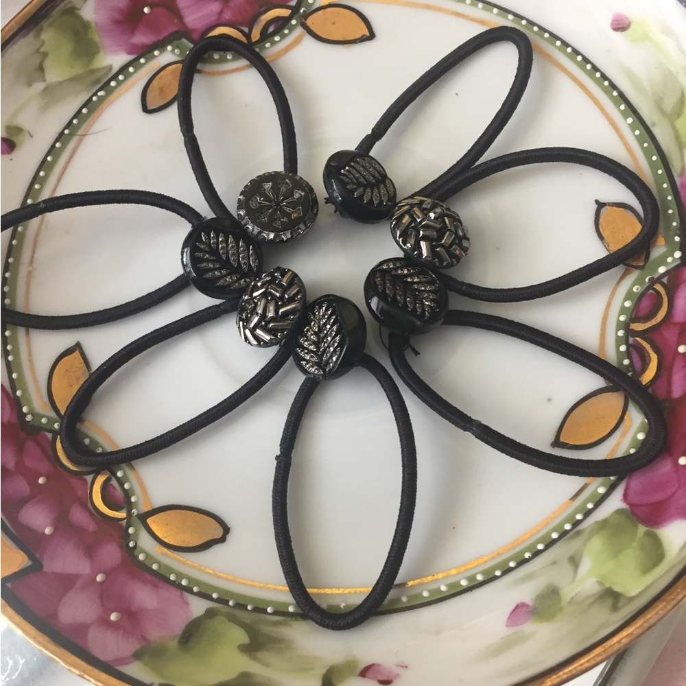 Kreativekristen upcyced vintage button hair ties in silver on black,HP25x2